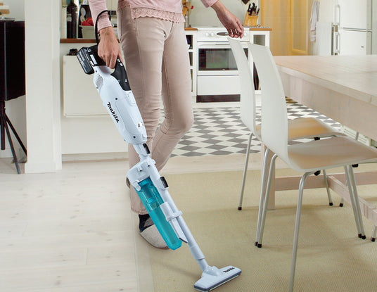 makita-vacuum-cleaner-using-at-home